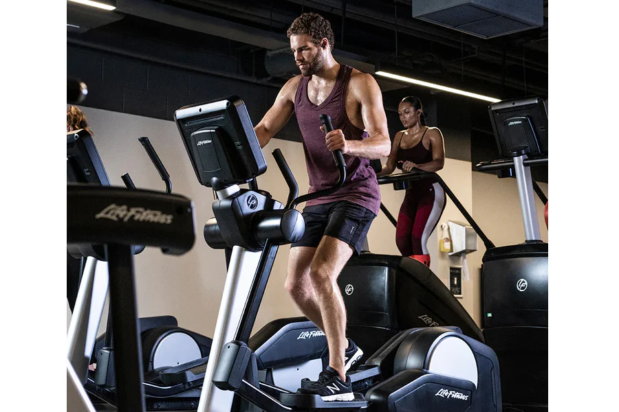 Life Fitness Club Series + (Plus) Elliptical Cross-Trainer - Image 4
