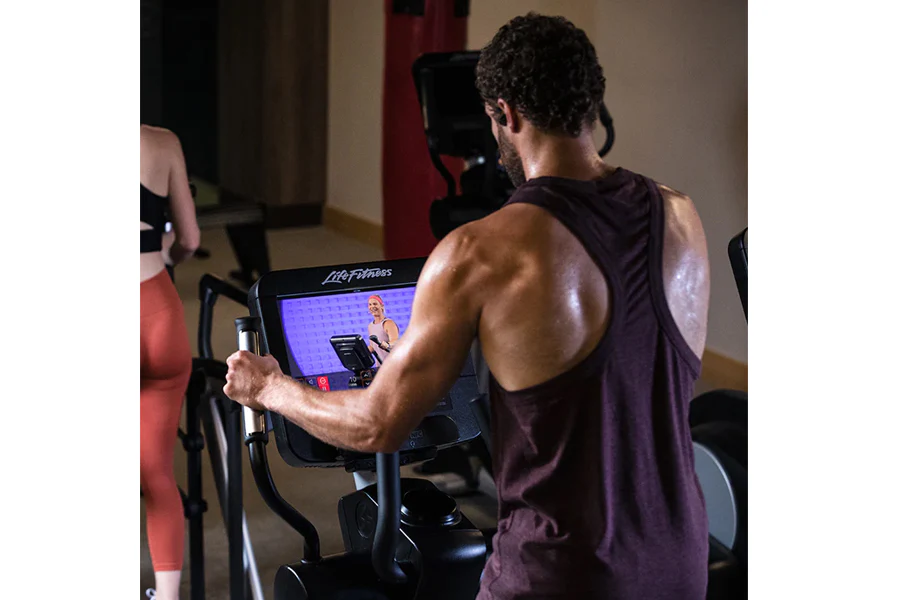 Life Fitness Club Series + (Plus) Elliptical Cross-Trainer - Image 5
