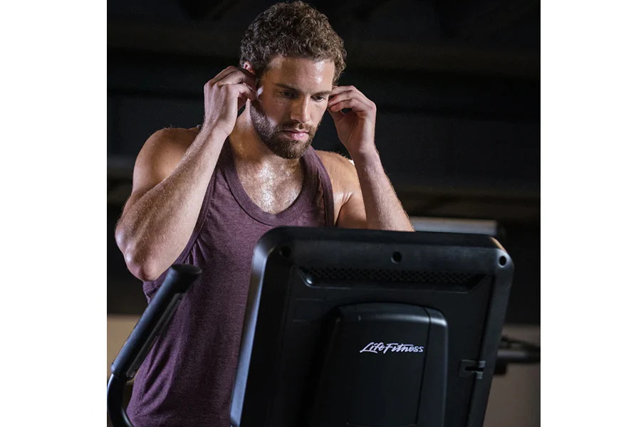 Life Fitness Club Series + (Plus) Elliptical Cross-Trainer - Image 6