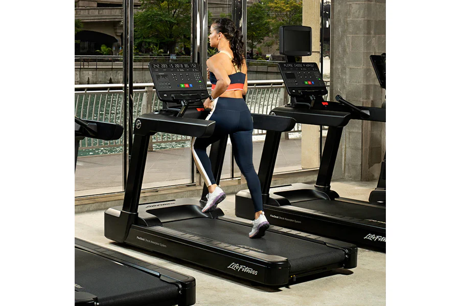 Life Fitness Club Series + (Plus) Treadmill - Image 3