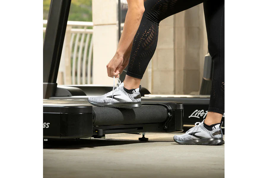 Life Fitness Club Series + (Plus) Treadmill - Image 5