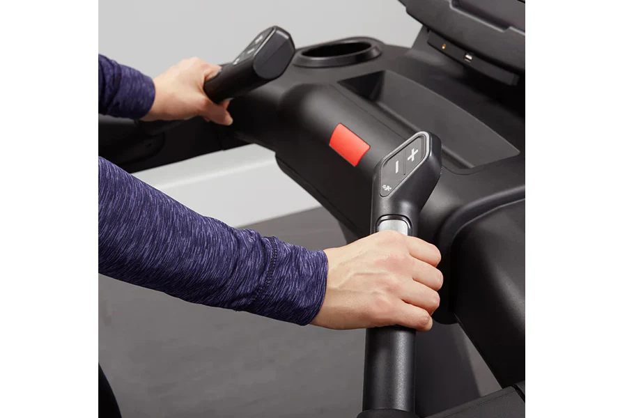 Life Fitness Club Series + (Plus) Treadmill - Image 9